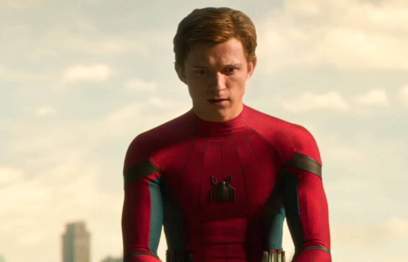 Clicca per vedere l'immagine originale Tom Holland seduto su un tetto nel ruolo di Spider-Man