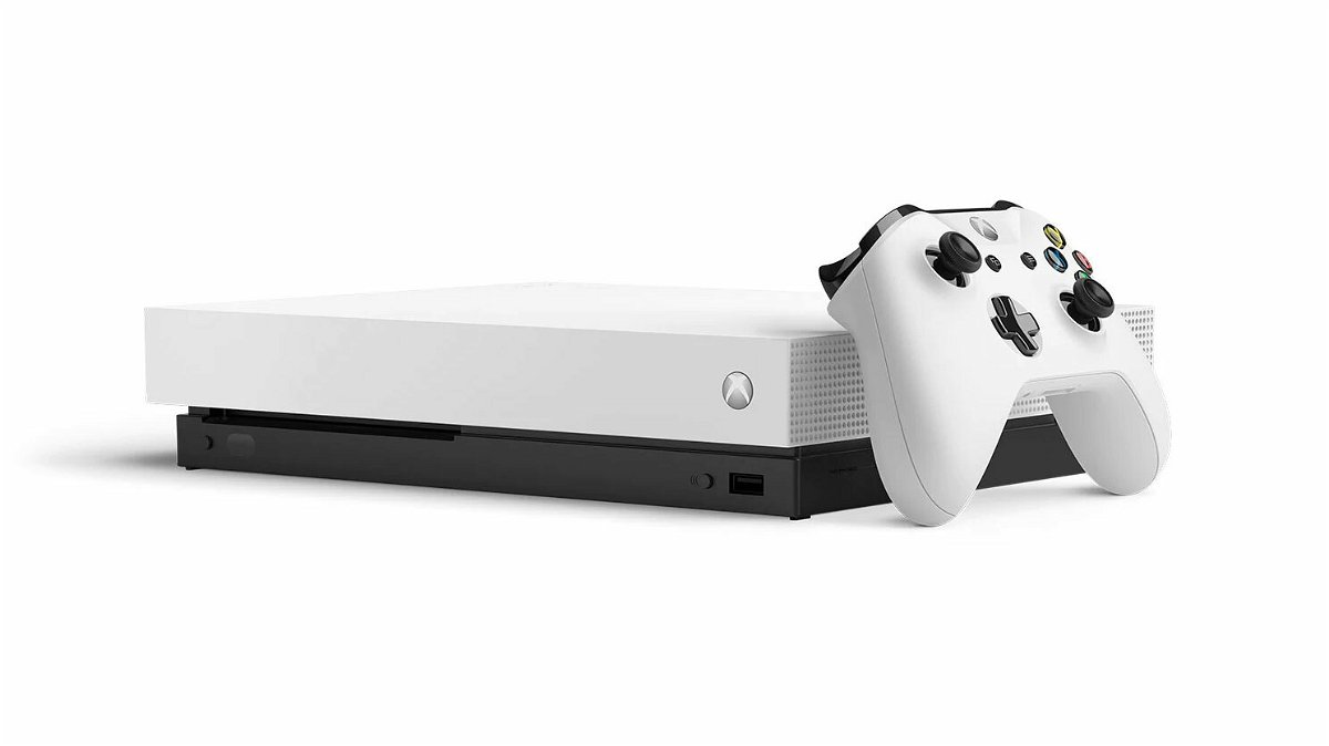 Xbox One e il suo controller in colorazione bianca