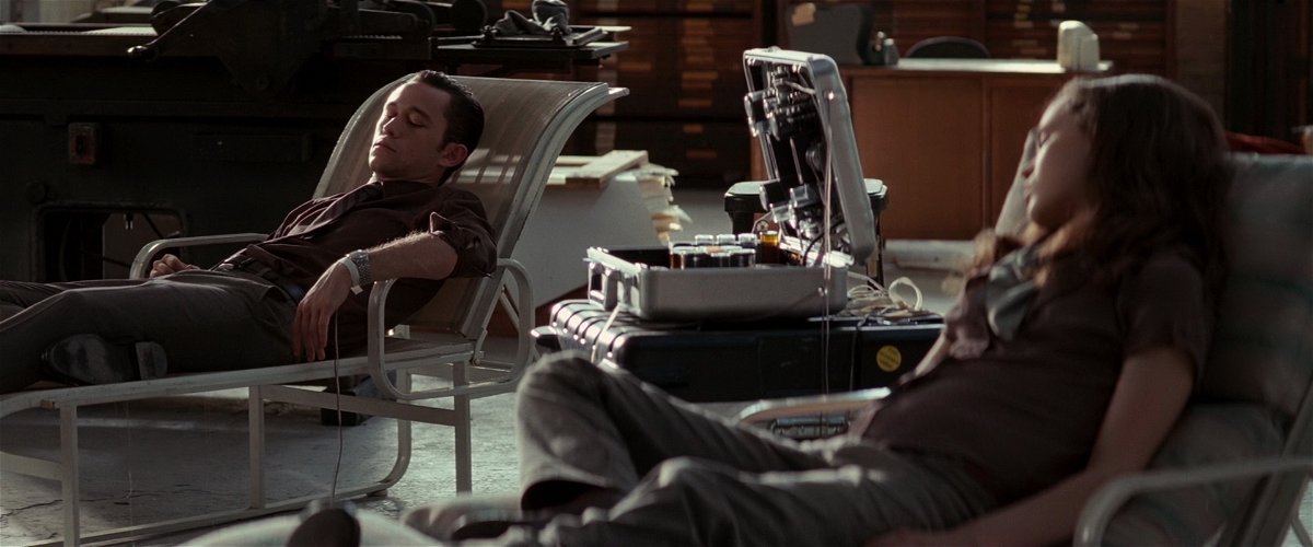 Joseph Gordon-Levitt e Ellen Page usano la macchina dei sogni in una scena di Inception