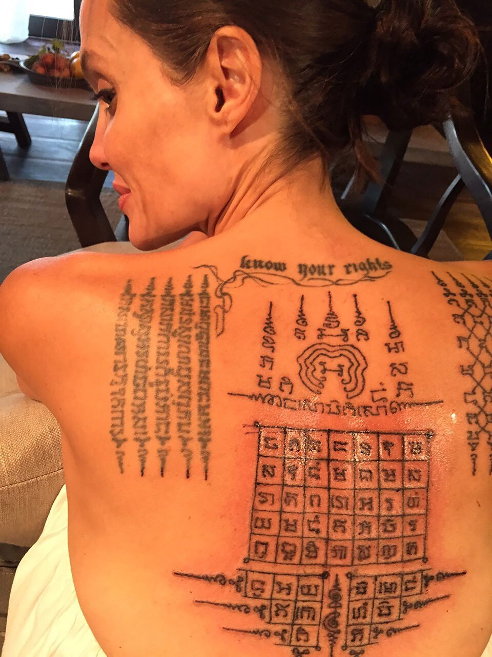 La schiena tatuata di Angelina Jolie