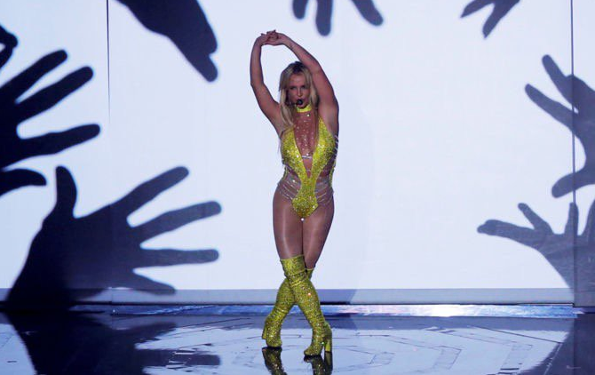 Britney Spears in costumino giallo sul palco dei VMA 2016