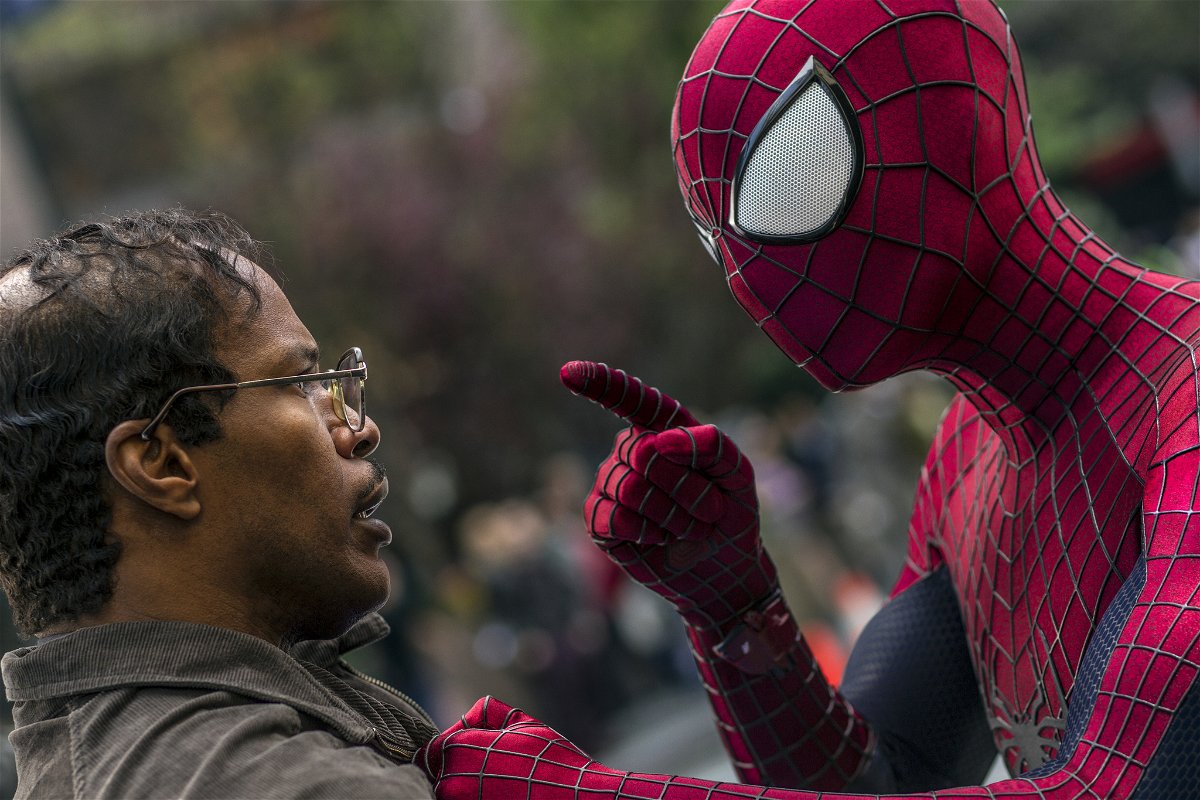 Una scena di Andrew Garfield e Jamie Foxx in The Amazing Spider-Man 2