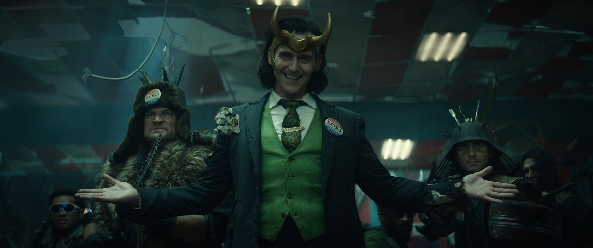 President Loki insieme ai suoi supporter