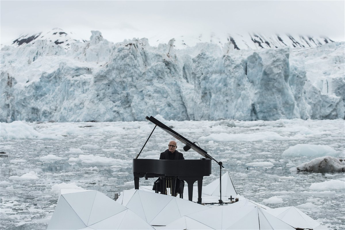 Ludovico Einaudi suona per Greenpeace tra i ghiacci del Polo Nord