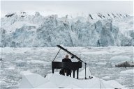 Copertina di Ludovico Einaudi suona tra i ghiacci dell'Artico: l'emozionante video