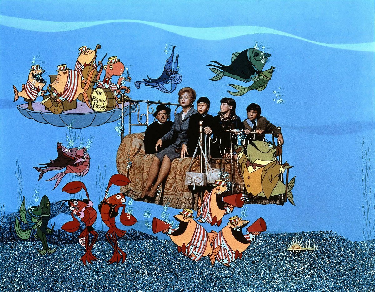I protagonisti di Pomi d'ottone e manici di scopa sott'acqua in una scena del film