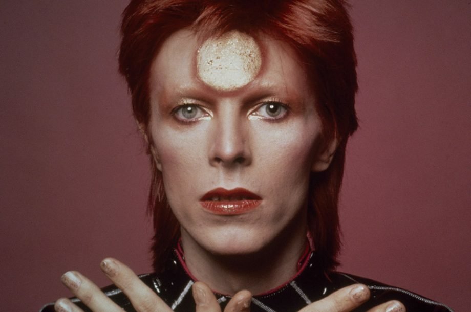 David Bowie in un noto servizio fotografico, ai tempi di Ziggy Stardust.