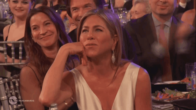 Jennifer Aniston ascolta il discorso di Brad Pitt ai SAG Awards 2020