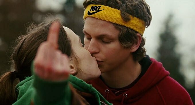Ellen Page bacia Michael Cera mentre alza il dito medio in Juno