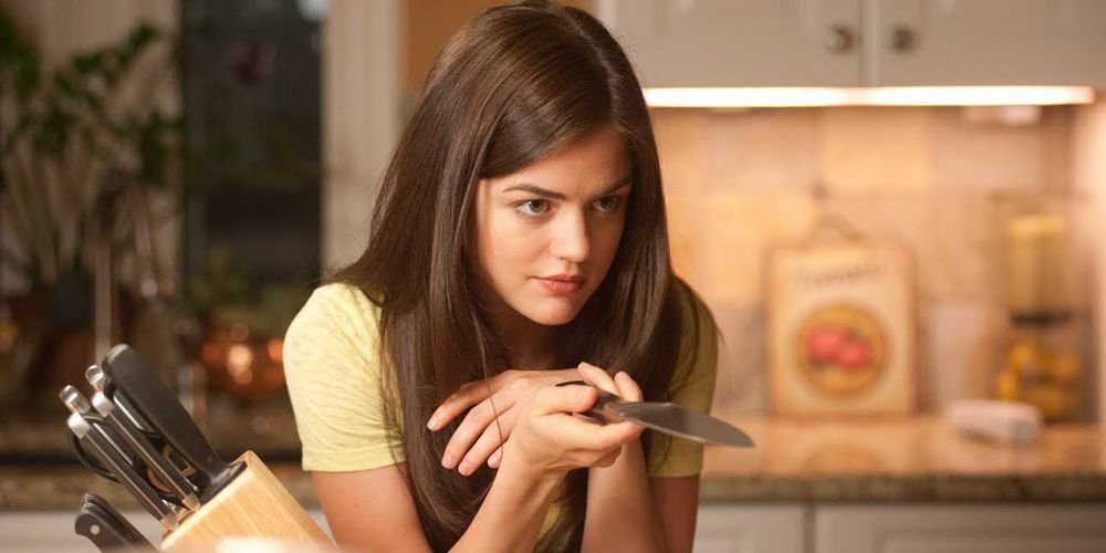 Lucy Hale con un coltello in mano