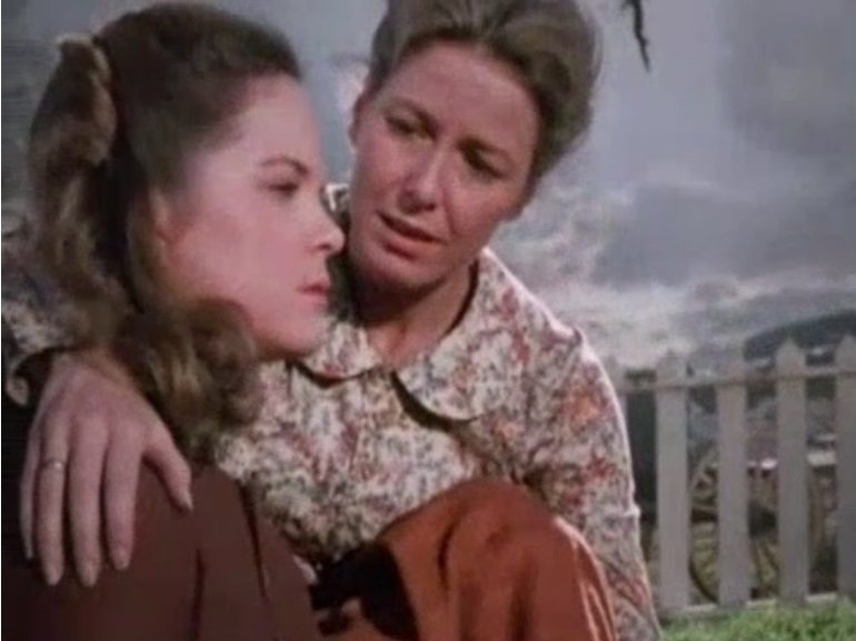 Mary Ingalls e la madre Caroline una scena de La casa nella prateria