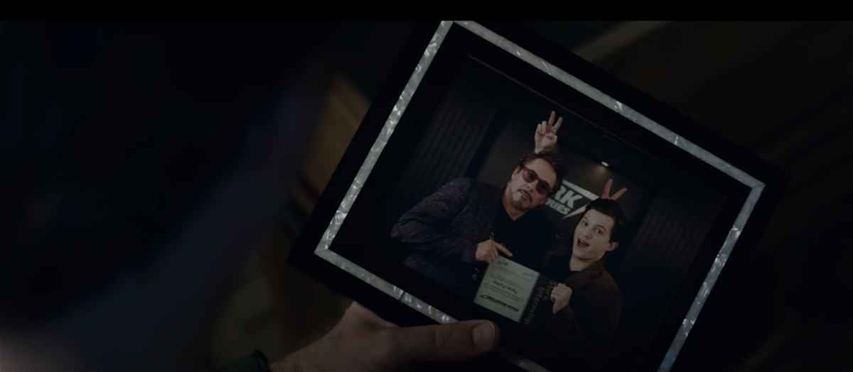 Tony Stark guarda la sua foto con Peter Parker nell'ultimo trailer di Avengers: Endgame