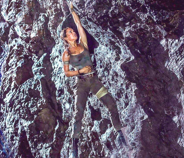 Una scena di Alicia Vikander che si arrampica in Tomb Raider 2018