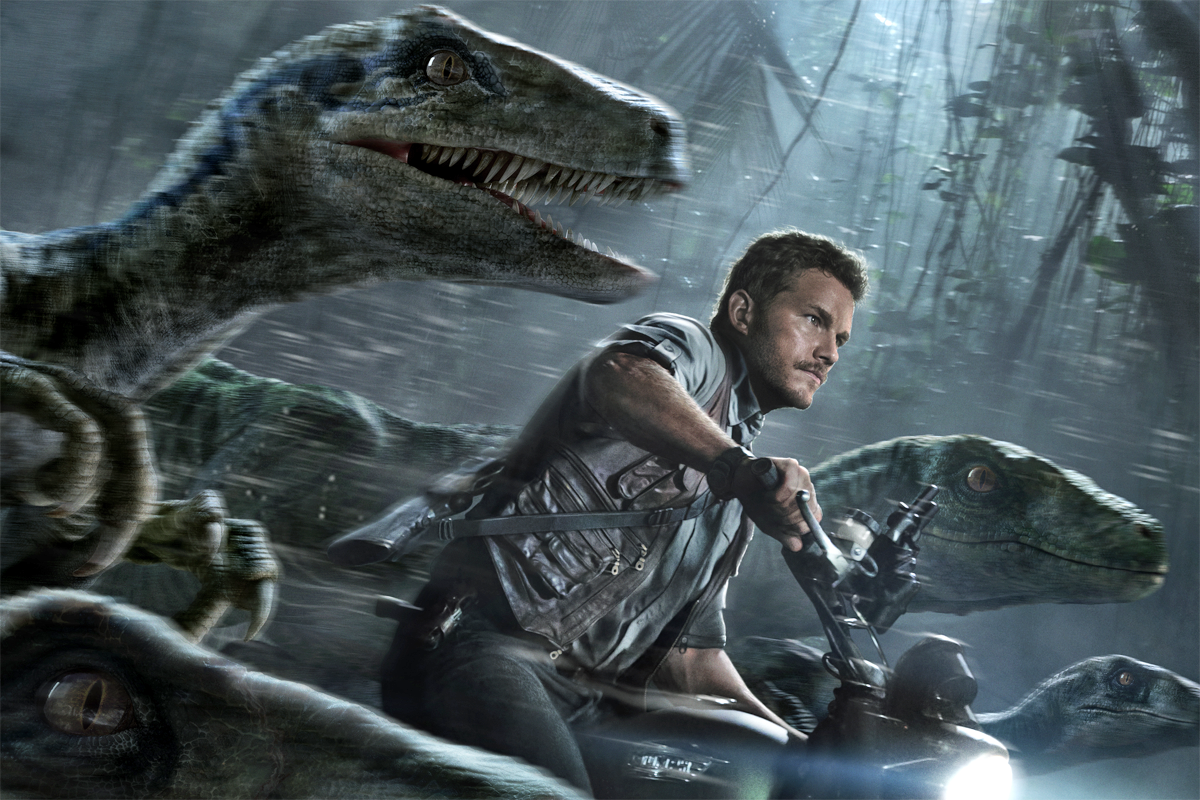 Una scena di Jurassic World con Chris Pratt e i dinosauri
