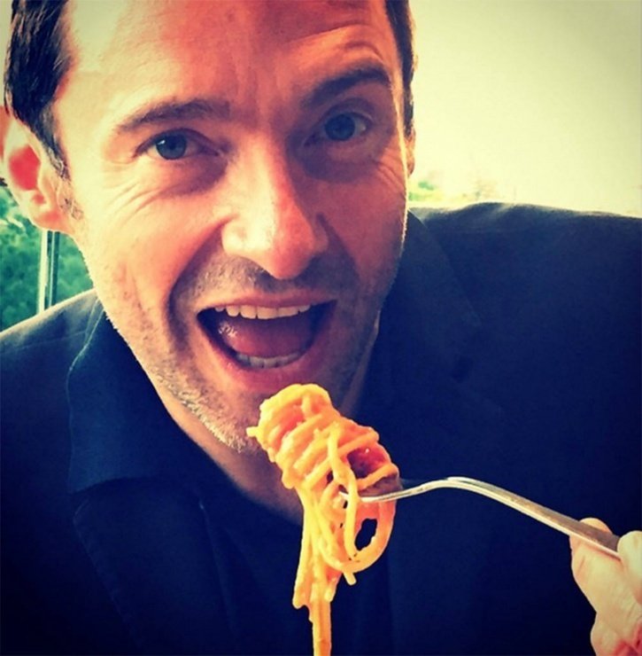 Hugh Jackman mangia una forchettata di pasta