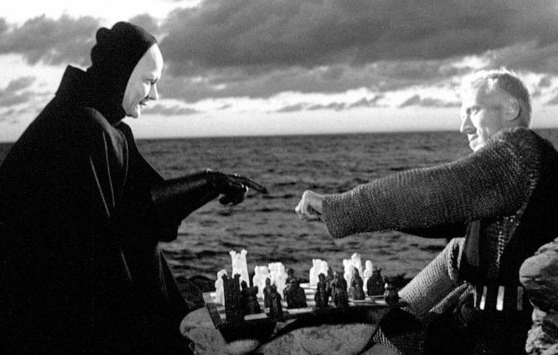 A sinistra la Morte e a destra il Cavaliere, mentre giocano a scacchi