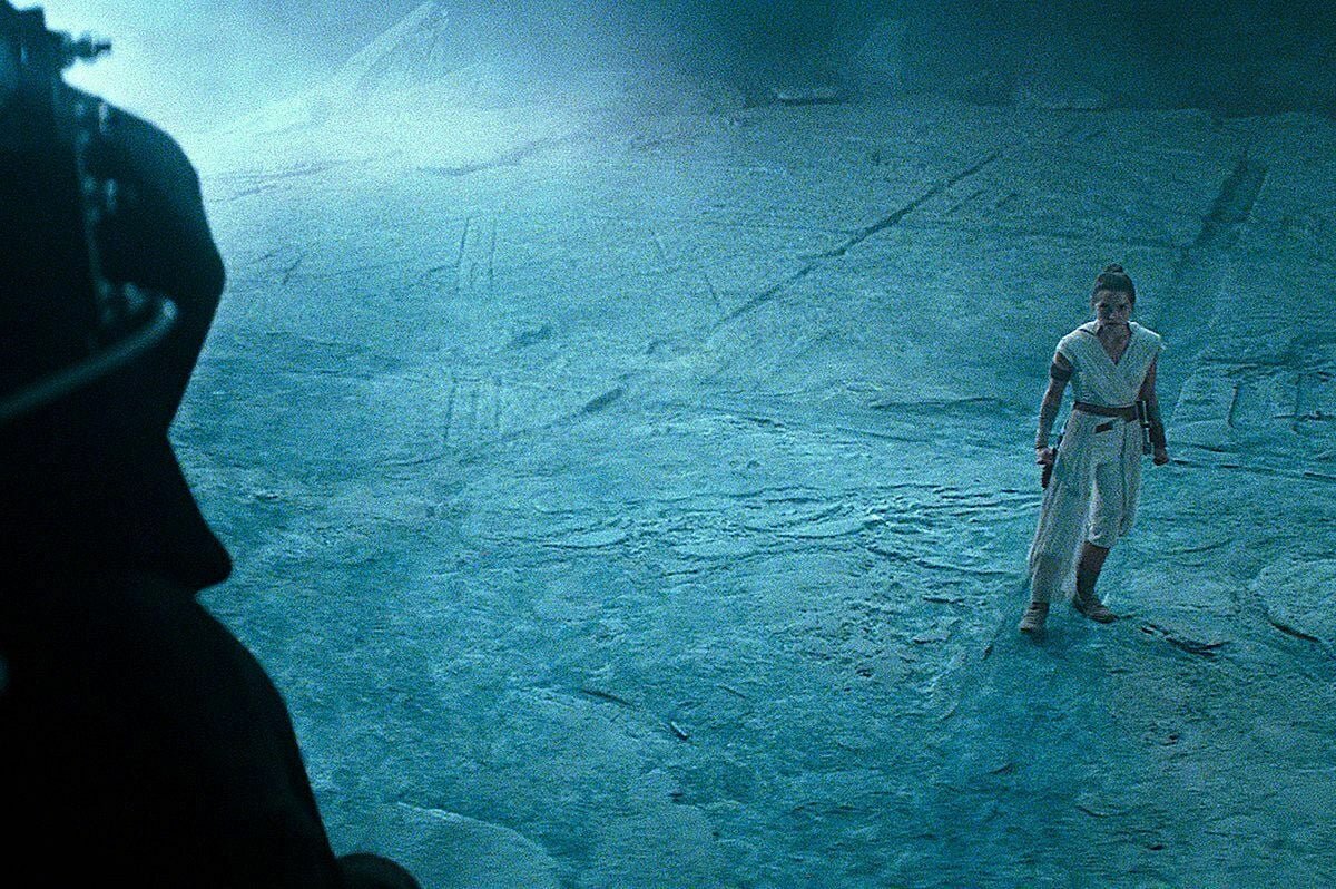 Rey al cospetto di Palpatine in una scena del film L'ascesa di Skywalker
