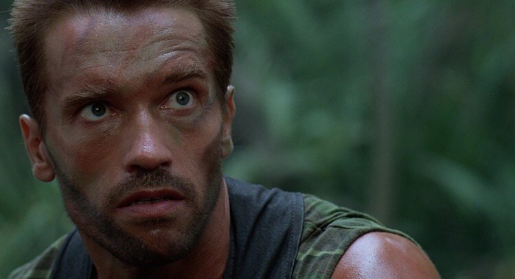Arnold Schwarzenegger in una scena del film Predator del 1987