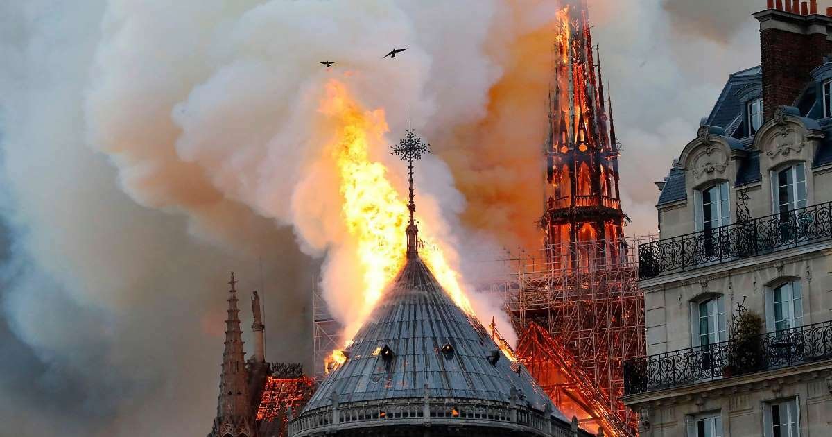 Notre Dame incendio a Parigi