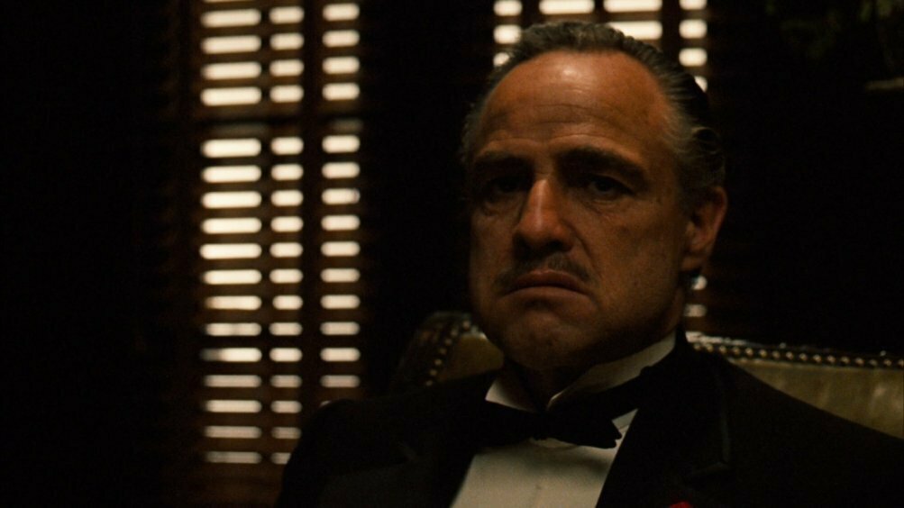 Marlon Brando interpreta don Vito Corleone nel film Il padrino diretto da Francis Ford Coppola.