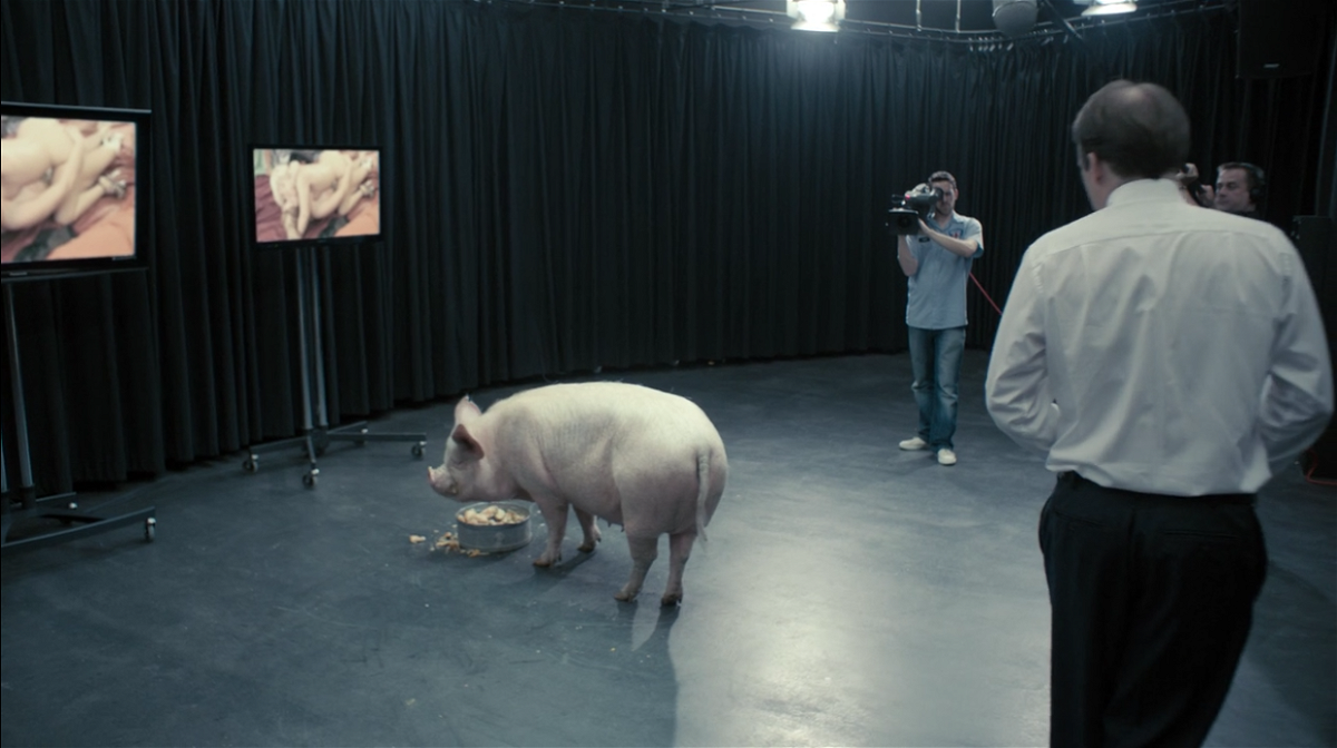 Una scena di Black Mirror - Messaggio al primo ministro, con il maiale