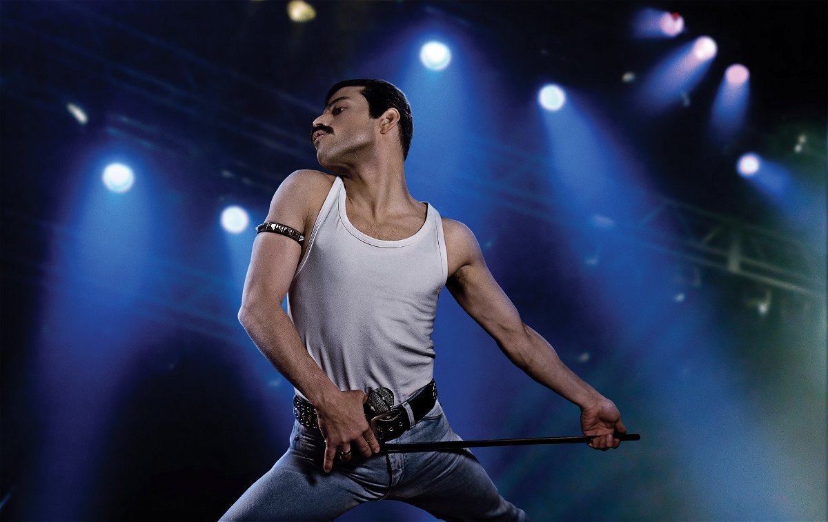 Mezza figura di Rami Malek nei panni di Freddie Mercury, in posa durante il Live Aid