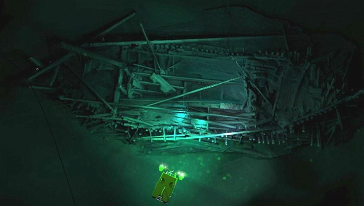 Il sottomarino telecomandato illumina il relitto sul fondale marino