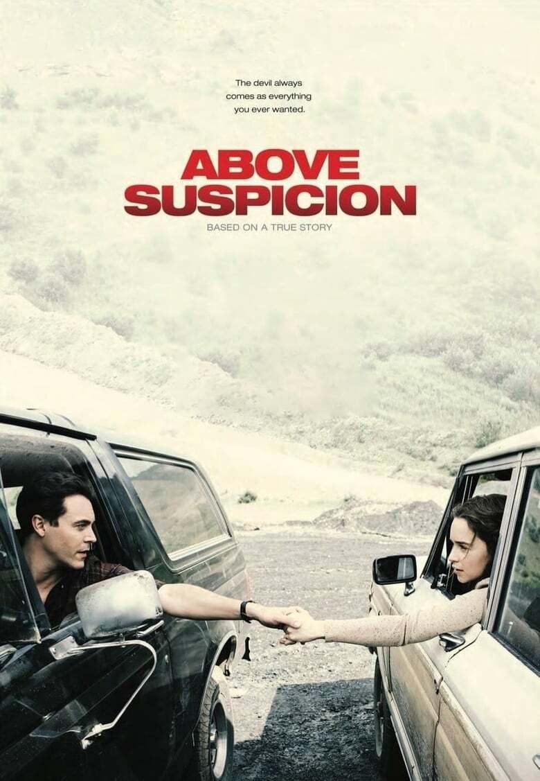 I due protagonisti di Above Suspicion si danno la mano, mentre sono seduti su auto diverse