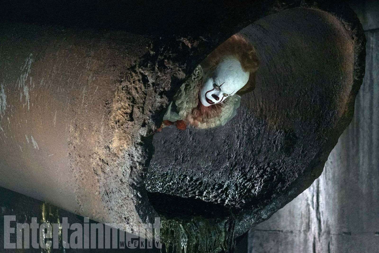 Pennywise esce da una tubatura in It 2017