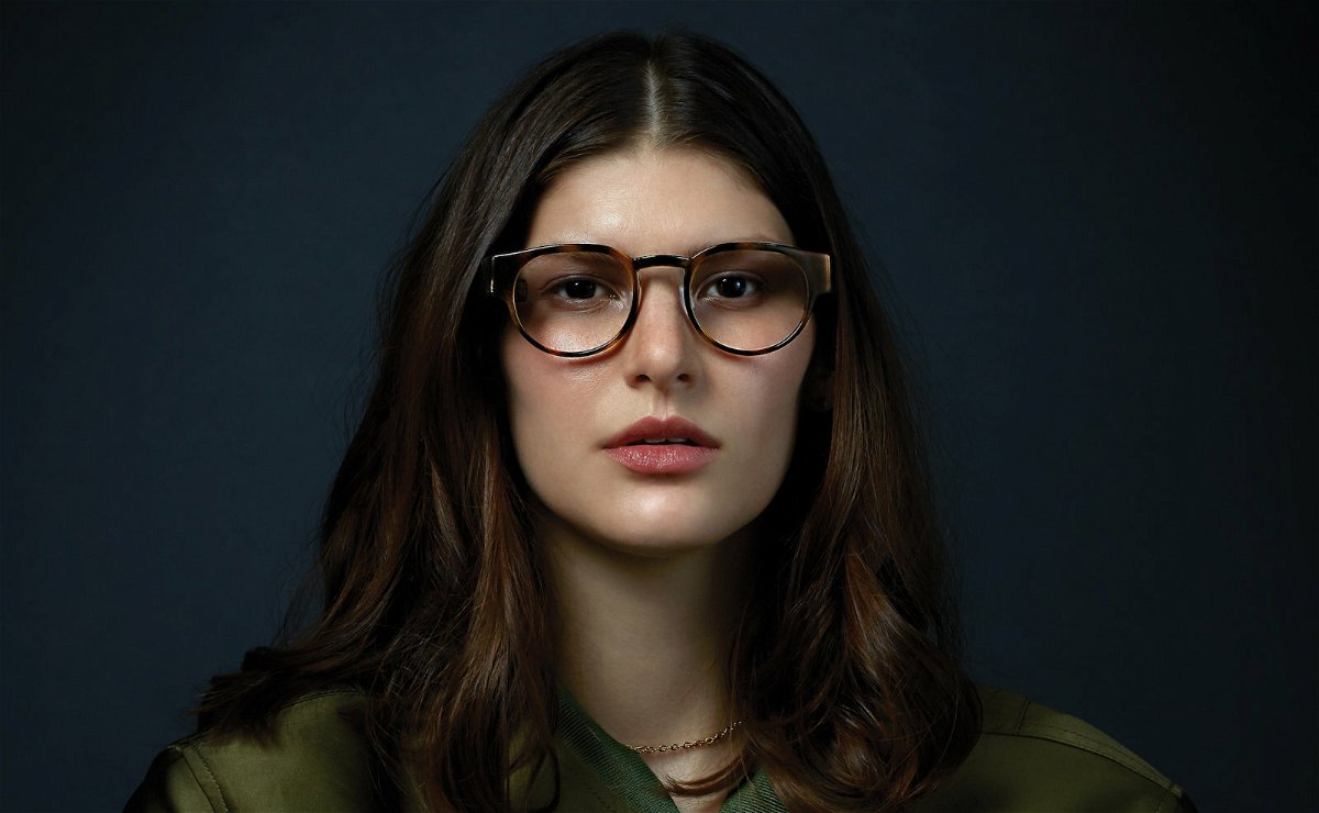 Un'immagine promozionale che mostra gli occhiali Focals indossati