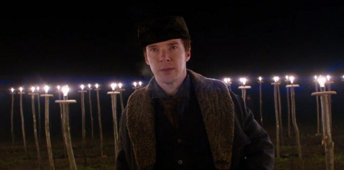 Benedict Cumberbatch circondato da lampadine