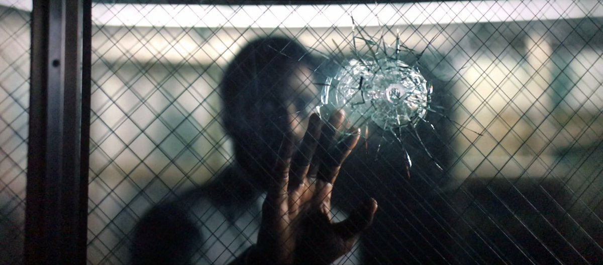John David Washington e la crepa nel vetro nel teaser trailer di Tenet