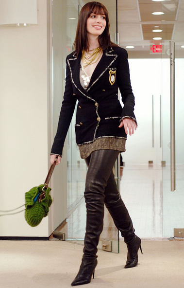 Il primo look della trasformazione di Andy: blazer e stivali Chanel