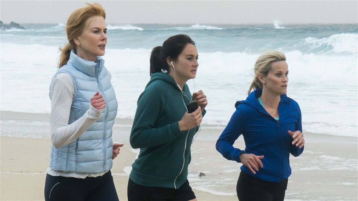 Celeste, Jane e Madeline corrono sulla spiaggia