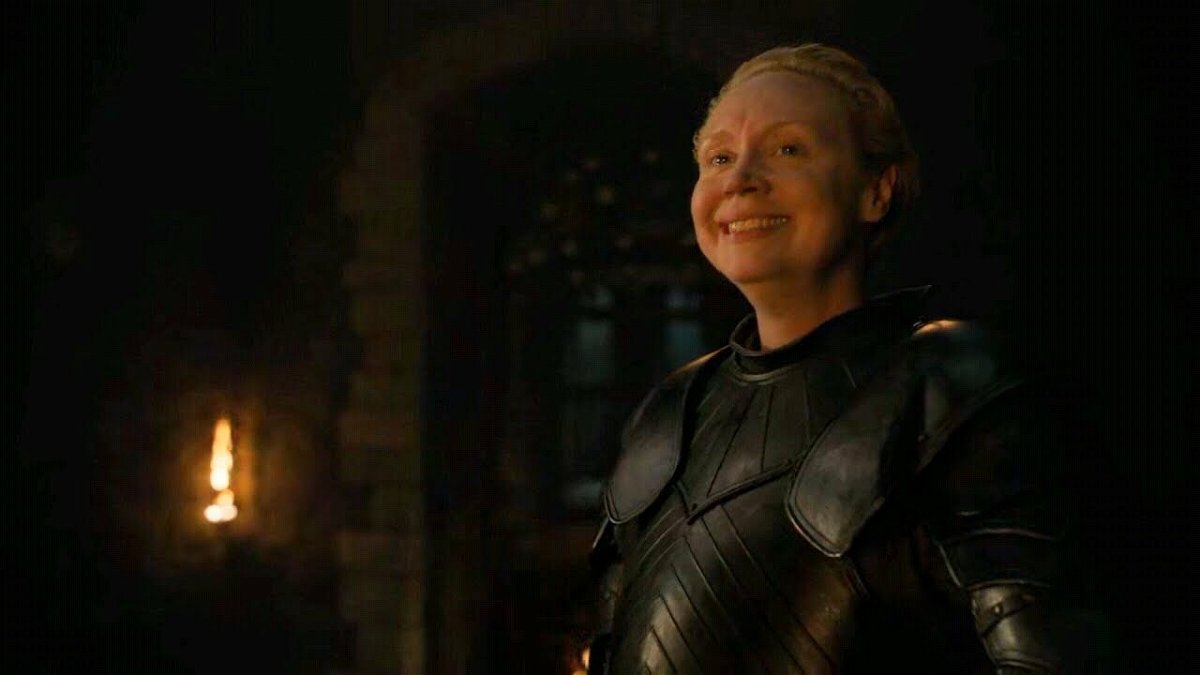 Brienne di Tarth sorride in armatura