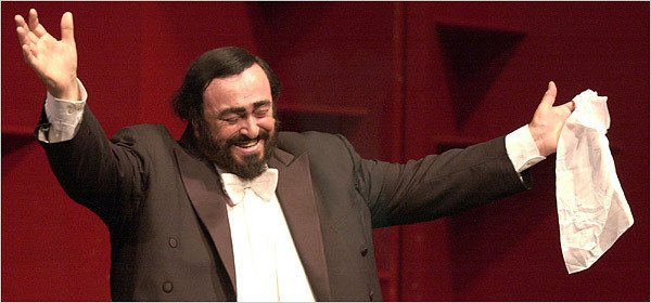 Il grande tenore scomparso nel 2007, Luciano Pavarotti, durante una delle sue esibizioni