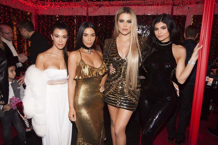 Le Kardashian in posa alla festa di Natale