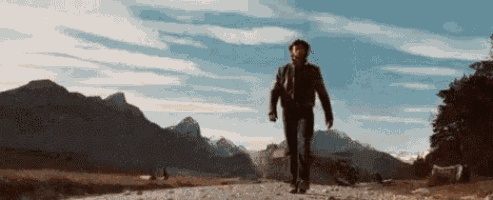 Wolverine cammina con di sfondo un'esplosione