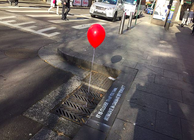 Clicca per vedere l'immagine originale I palloncini rossi invadono Sydney per l'uscita di IT