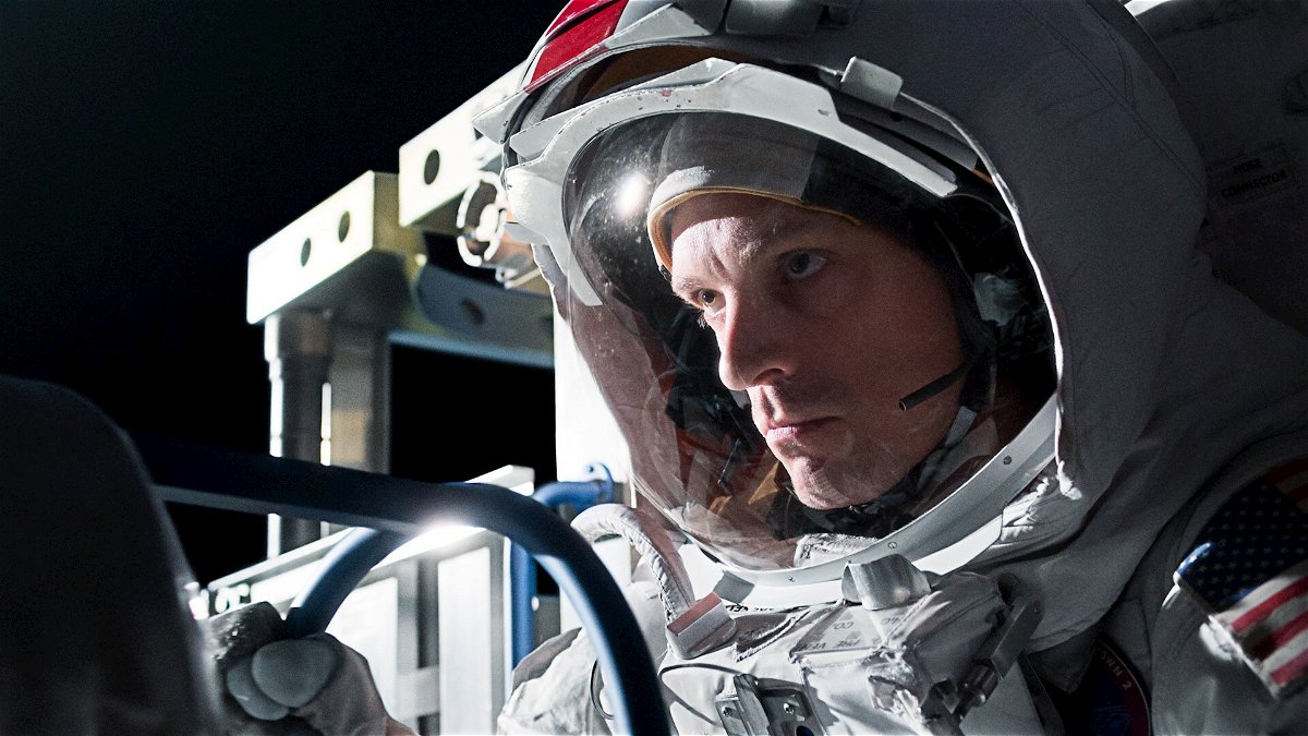 Un astronauta statunitense guida un veicolo
