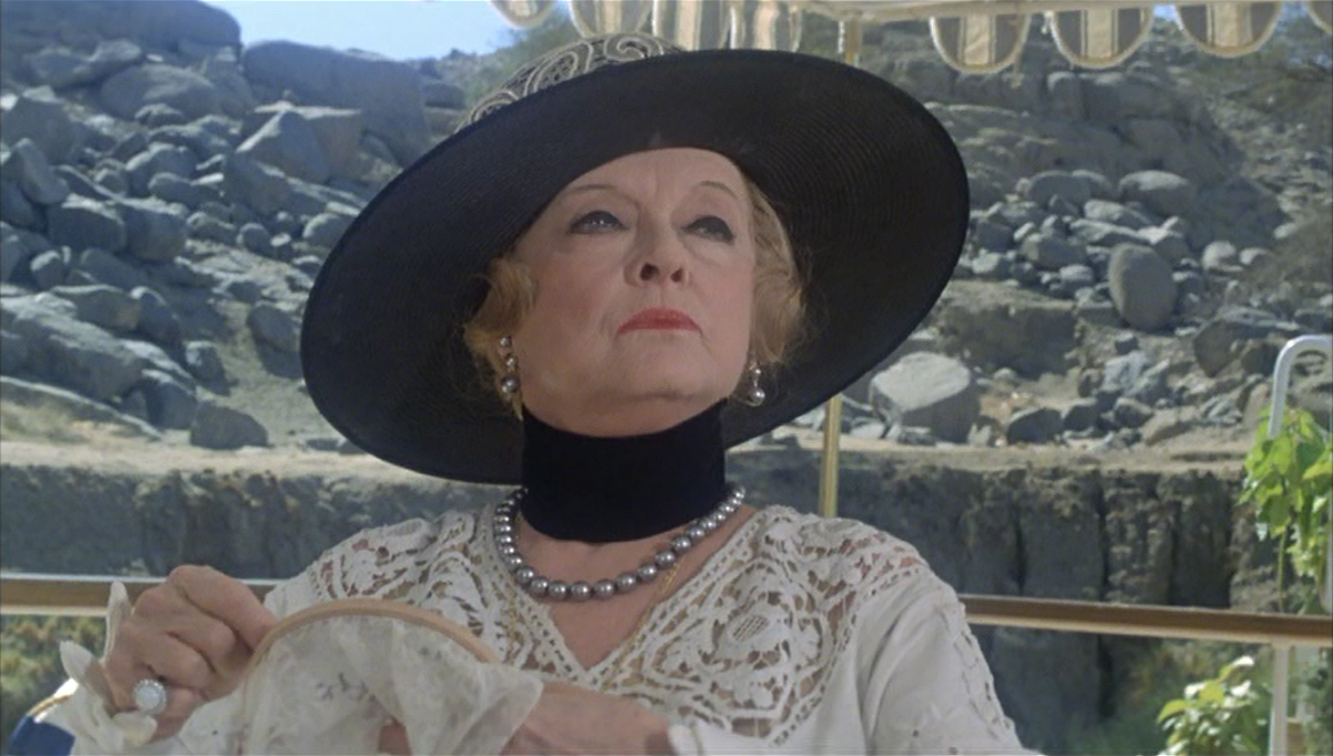 Bette Davis interpreta una ricca signora in Assassinio sul Nilo