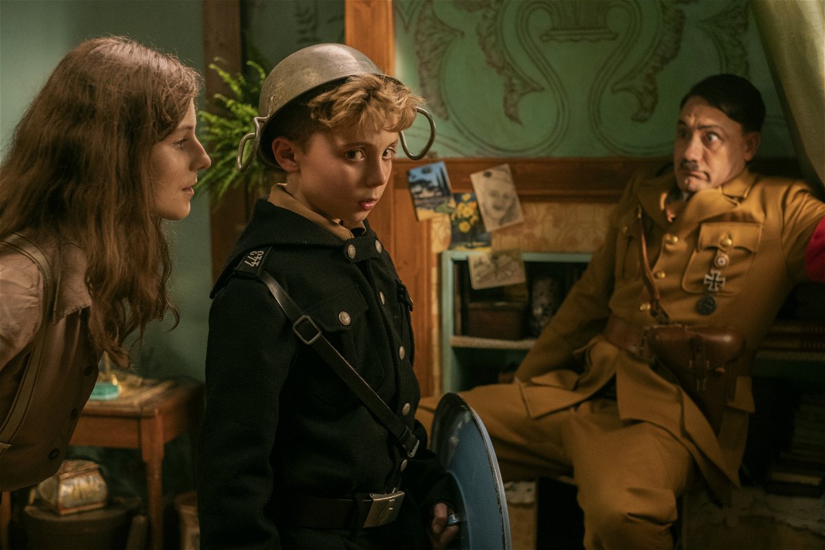 Jojo, Adolf e la ragazzina ebrea in una scena del film