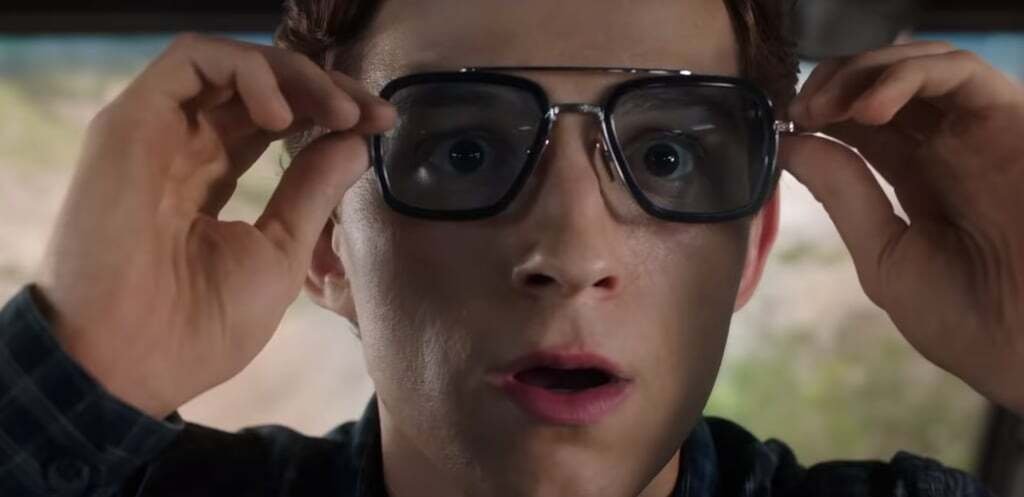 Peter indossa gli occhiali E.D.I.T.H. in una scena di Spider-Man: Far From Home