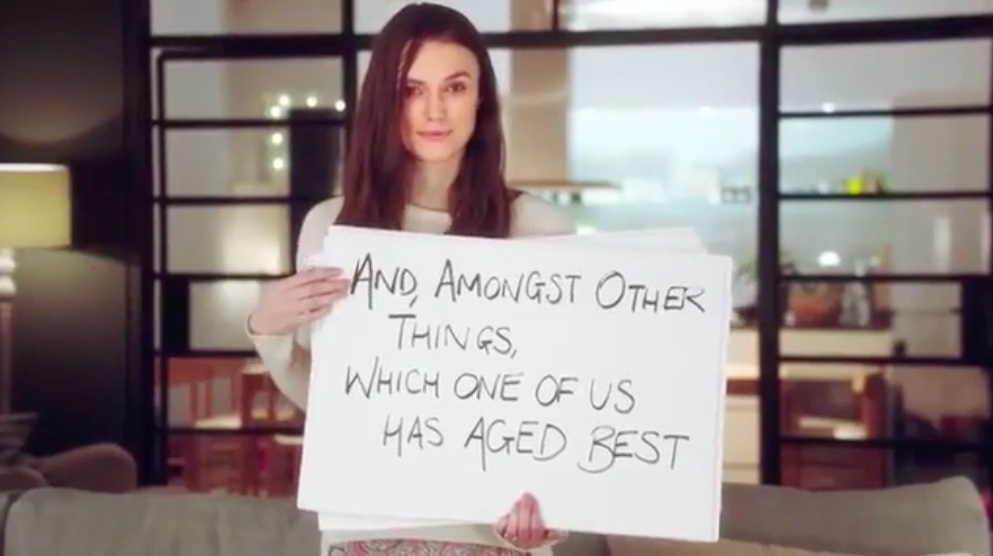 Keira Knightley con i cartelli di Love Actually 2