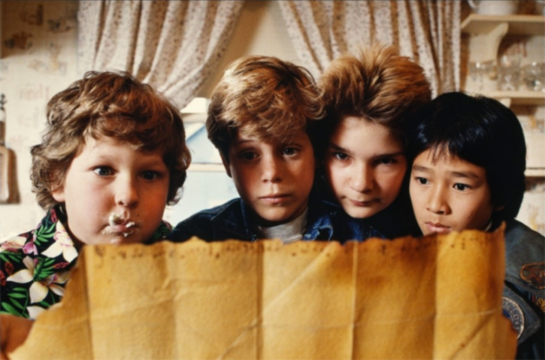 Una immagine del giovane cast di I Goonies 