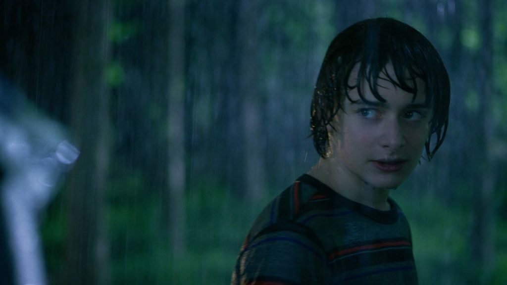 Will Byers sotto la pioggia in una scena di Stranger Things