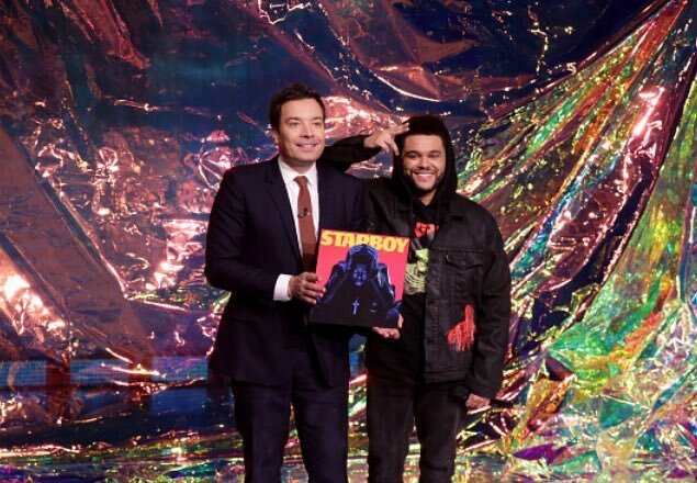 The Weeknd dal vivo al The Tonight Show con Jimmy Fallon