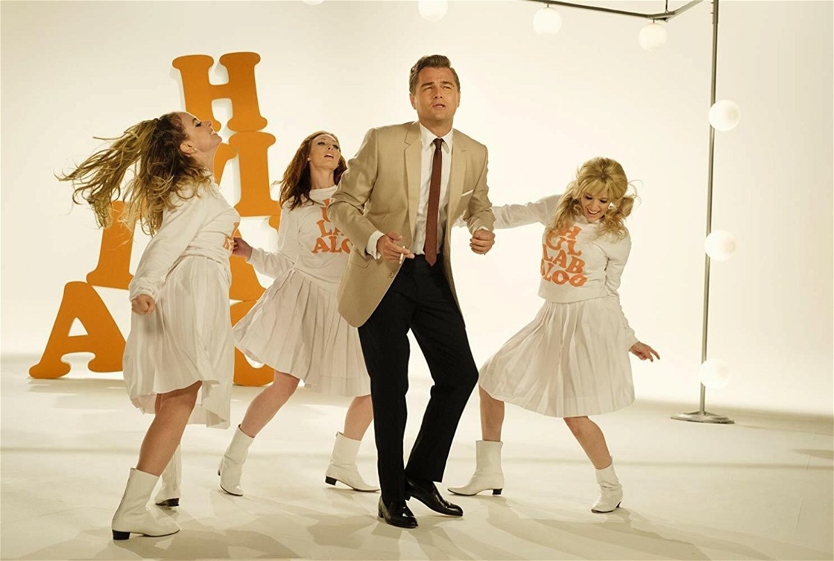 Leonardo DiCaprio balla circondato da tre ballerine in una scena del film
