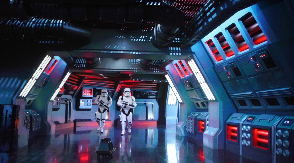 Due Stormtroopers in azione nel parco a tema Star Wars: Galaxy's Edge