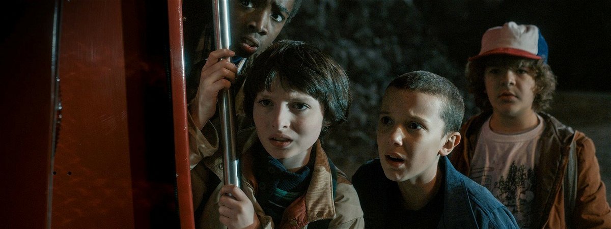 Lucas, Mike, Undici e Dustin guardano preoccupati un potenziale pericolo in una scena della terza stagione